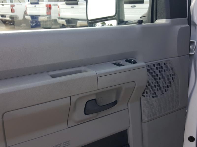 Ford Econoline E-350 Super Duty 2023