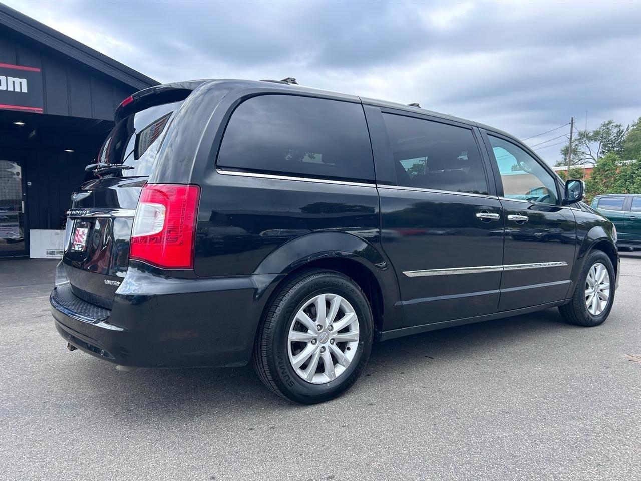 Chrysler Town & Country 4dr Wgn Limited Platinum 2016