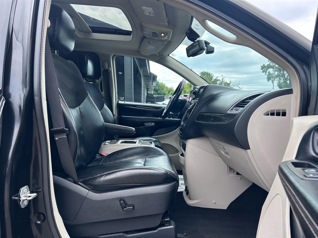 Chrysler Town & Country 4dr Wgn Limited Platinum 2016