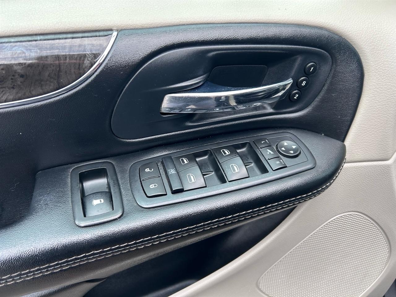 Chrysler Town & Country 4dr Wgn Limited Platinum 2016