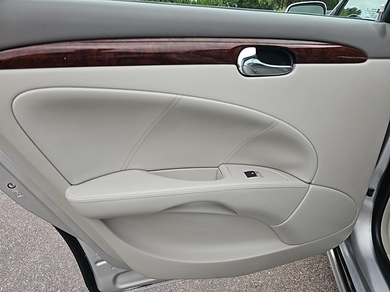 Buick Lucerne 4dr Sdn CXL 2011