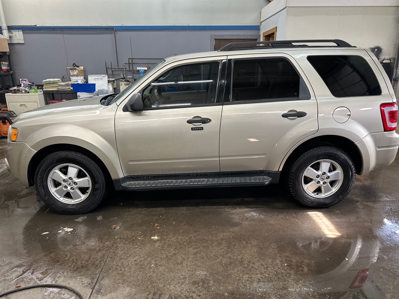 Ford Escape FWD 4dr XLT 2010