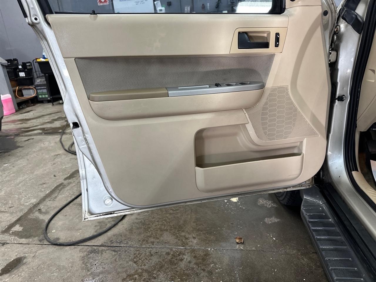 Ford Escape FWD 4dr XLT 2010