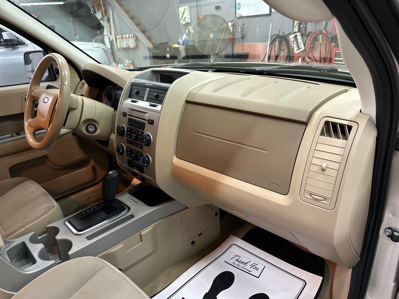 Ford Escape FWD 4dr XLT 2010