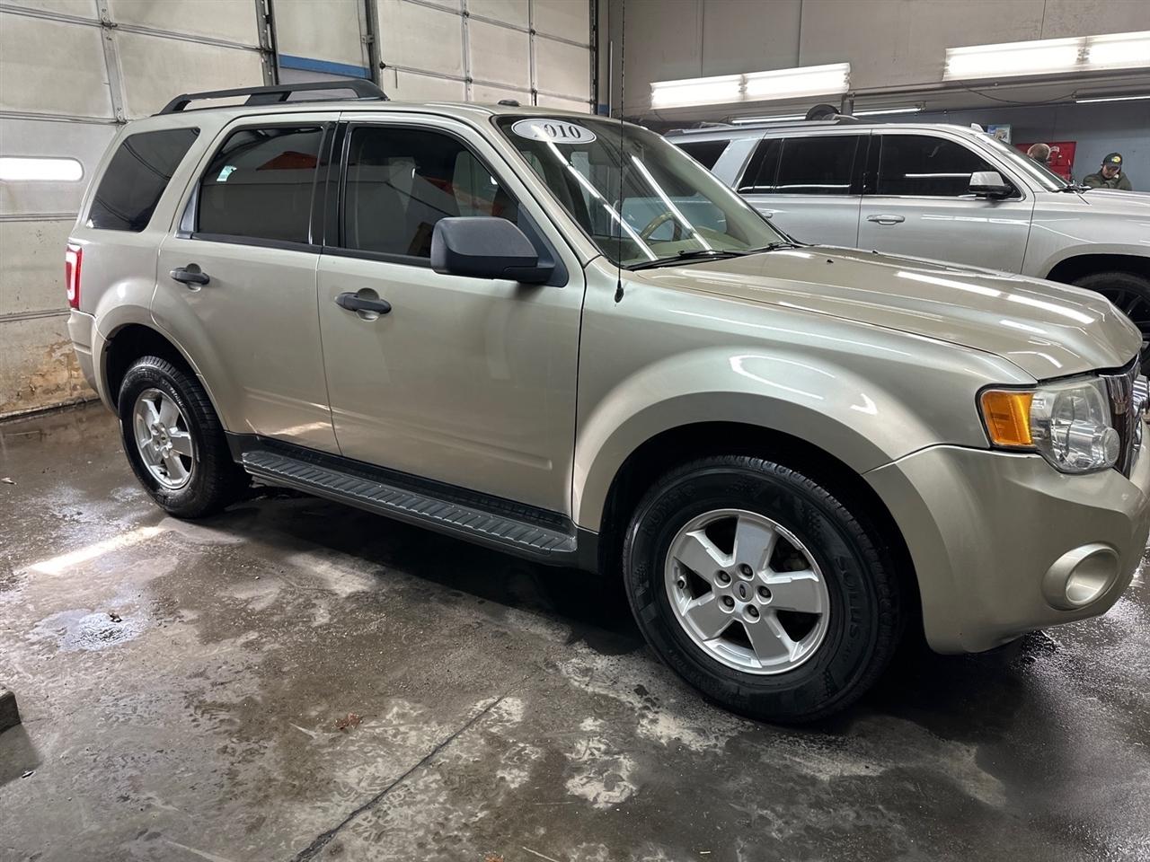 Ford Escape FWD 4dr XLT 2010