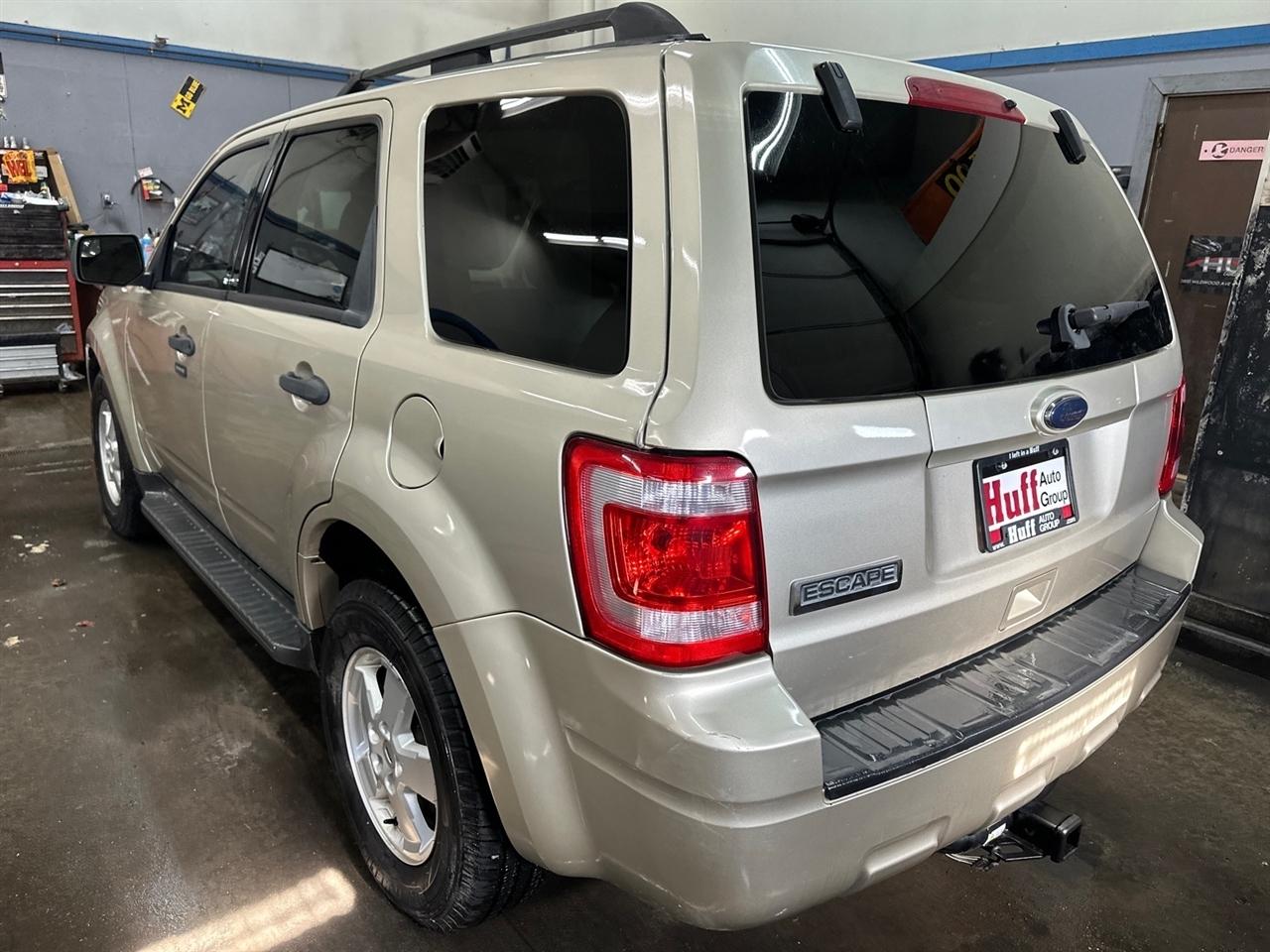 Ford Escape FWD 4dr XLT 2010