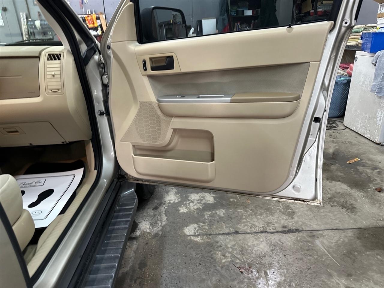 Ford Escape FWD 4dr XLT 2010