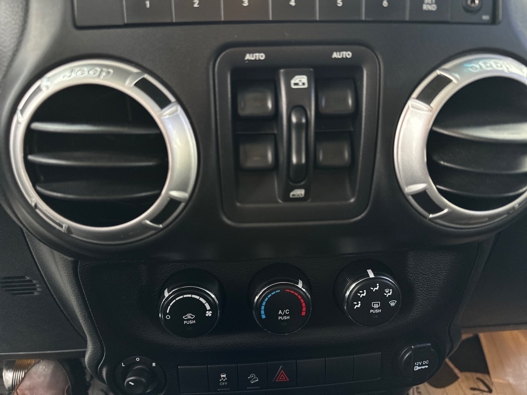 Jeep Wrangler Unlimited 4WD 4dr Freedom Edition *Ltd Avail* 2015 Jeep Wrangler Unlimited 4WD 4dr Freedom Edition *Ltd Avail* 2015