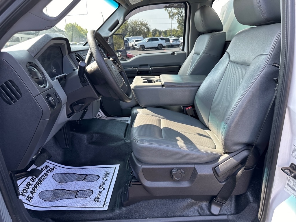 Ford Super Duty F-550 DRW 2WD Reg Cab 141" WB 60" CA XL 2016 Ford Super Duty F-550 DRW 2WD Reg Cab 141" WB 60" CA XL 2016