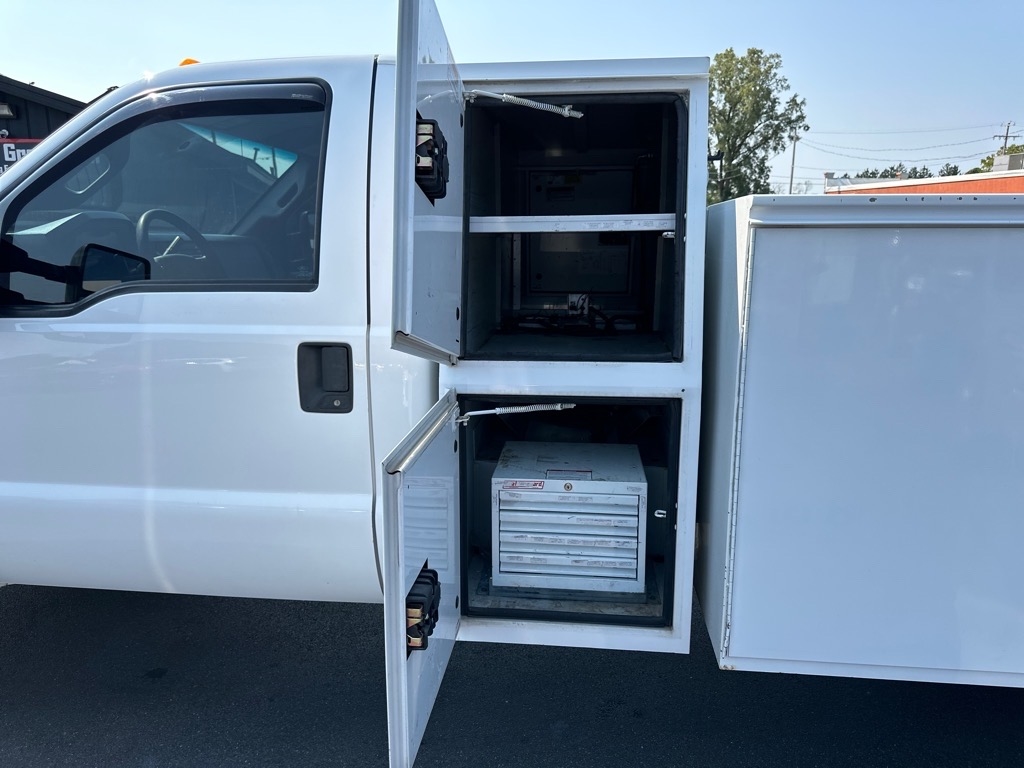 Ford Super Duty F-550 DRW 2WD Reg Cab 141" WB 60" CA XL 2016