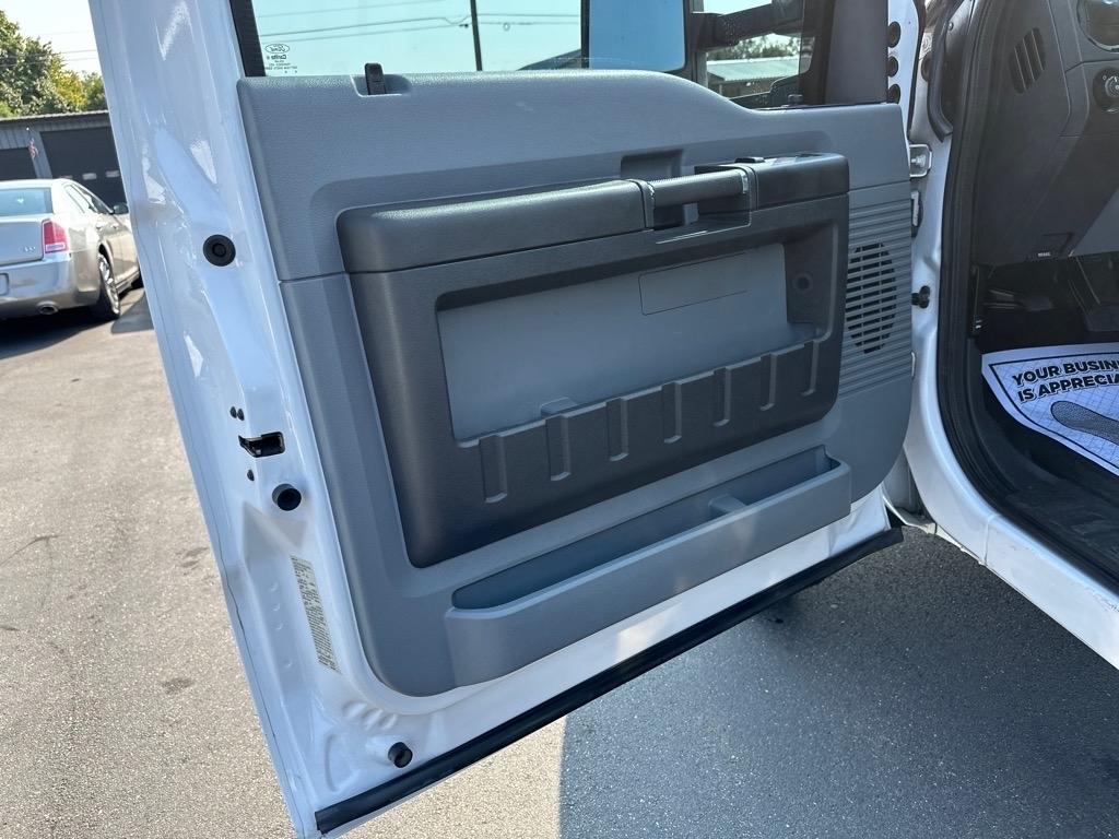 Ford Super Duty F-550 DRW 2WD Reg Cab 141" WB 60" CA XL 2016