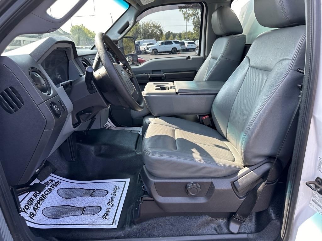 Ford Super Duty F-550 DRW 2WD Reg Cab 141" WB 60" CA XL 2016