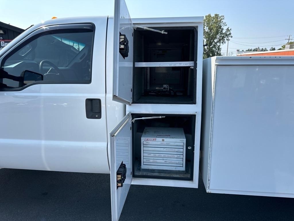 Ford Super Duty F-550 DRW 2WD Reg Cab 141" WB 60" CA XL 2016