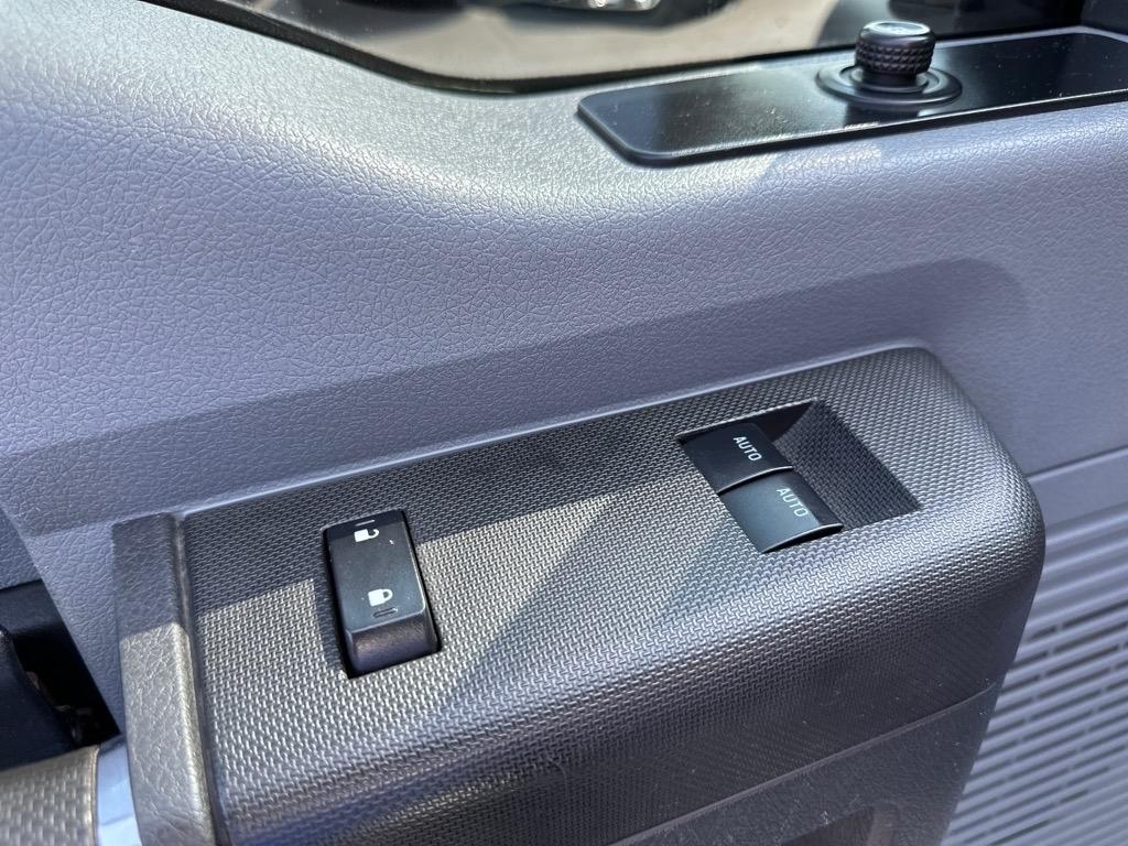 Ford Super Duty F-550 DRW 2WD Reg Cab 141" WB 60" CA XL 2016