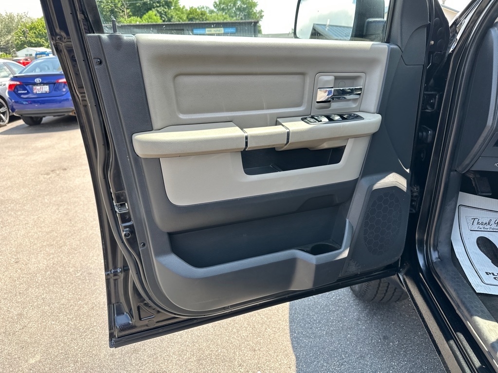 RAM 1500 4WD Quad Cab 140.5" Big Horn 2011