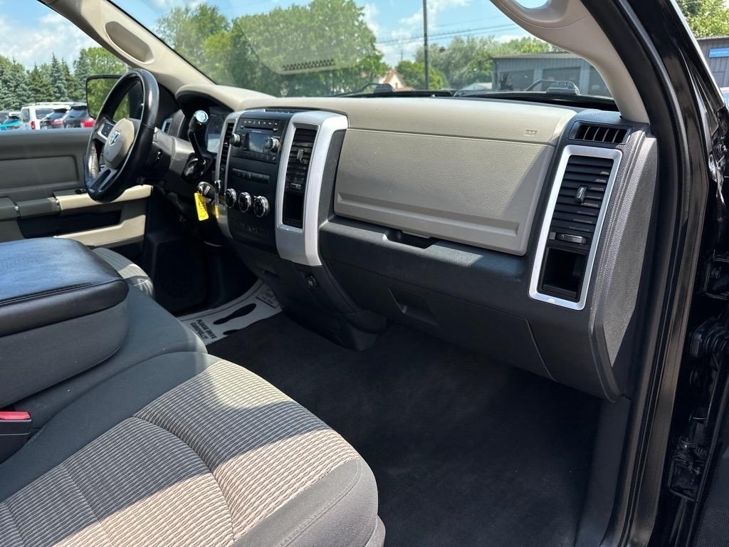 RAM 1500 4WD Quad Cab 140.5" Big Horn 2011