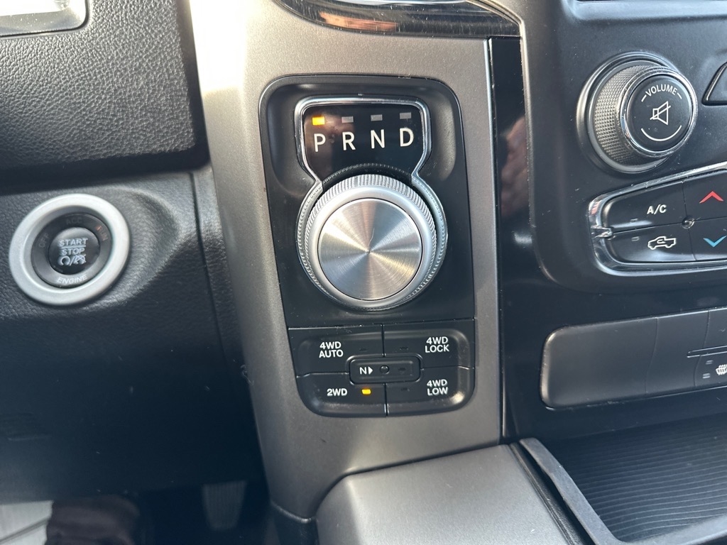 RAM 1500 4WD Crew Cab 140.5" Sport 2016