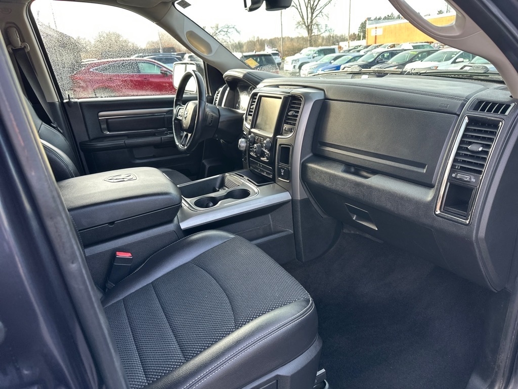 RAM 1500 4WD Crew Cab 140.5" Sport 2016