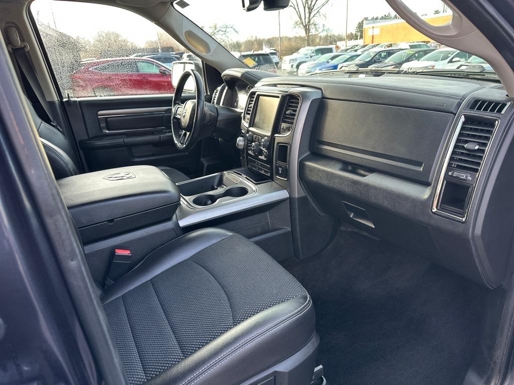 RAM 1500 4WD Crew Cab 140.5" Sport 2016