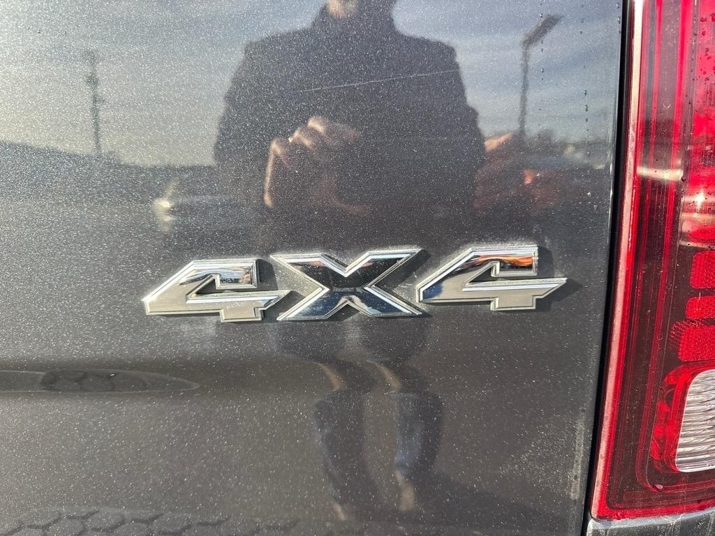 RAM 1500 4WD Crew Cab 140.5" Sport 2016