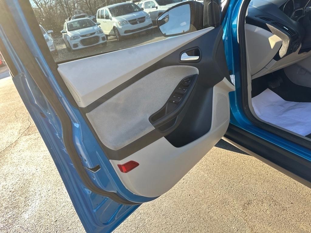 Ford Focus 4dr Sdn SE 2013