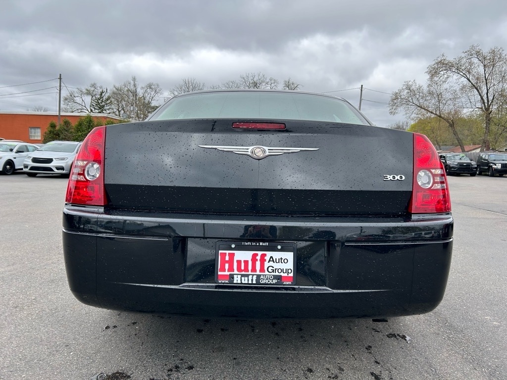 Chrysler 300 4dr Sdn LX RWD *Ltd Avail* 2009