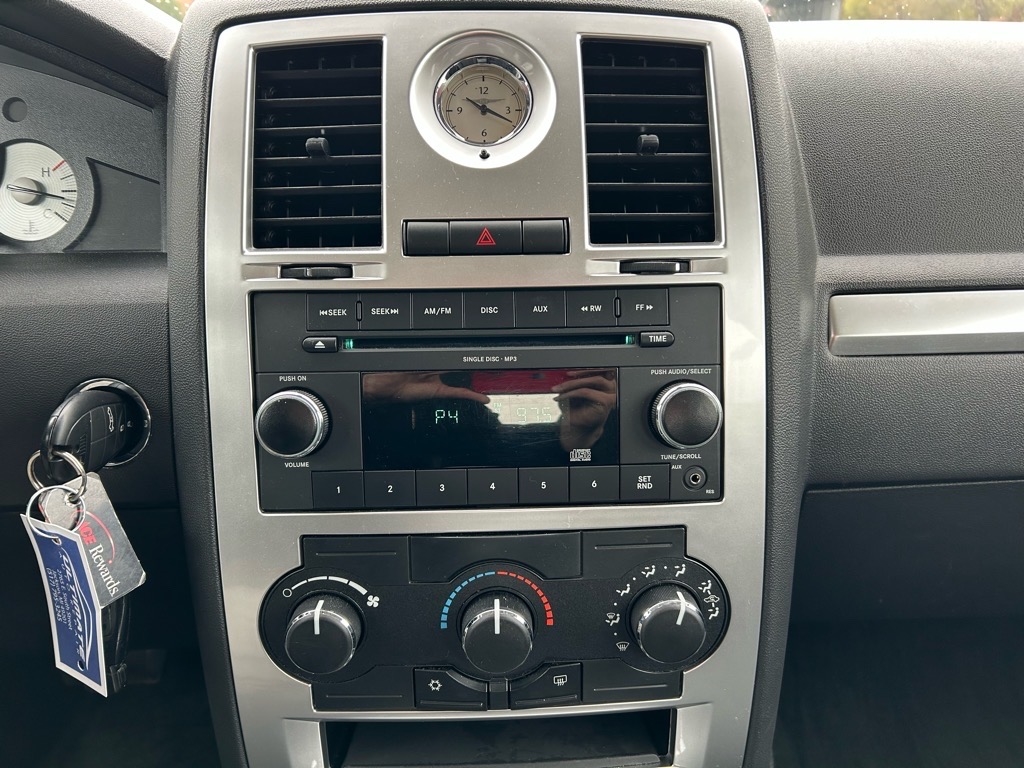 Chrysler 300 4dr Sdn LX RWD *Ltd Avail* 2009