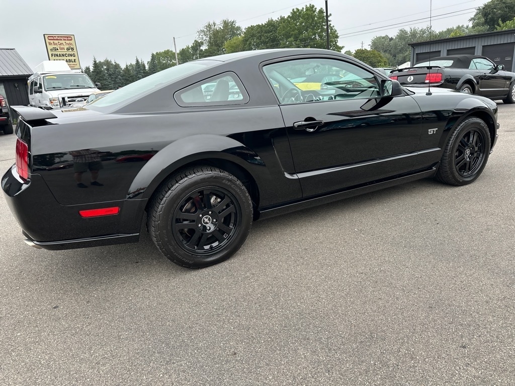Ford Mustang 2dr Cpe GT Deluxe 2006 Ford Mustang 2dr Cpe GT Deluxe 2006