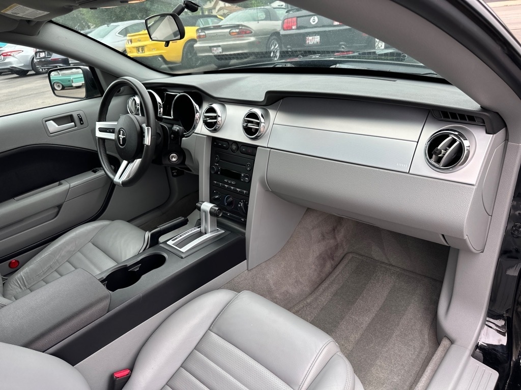 Ford Mustang 2dr Cpe GT Deluxe 2006 Ford Mustang 2dr Cpe GT Deluxe 2006