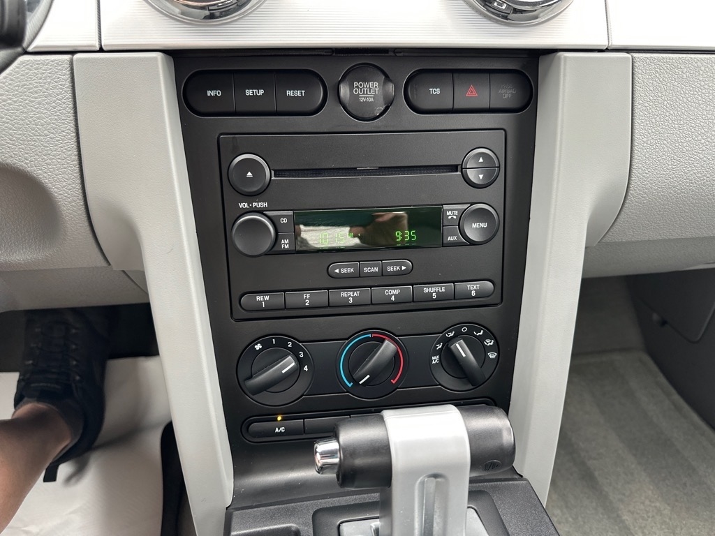 Ford Mustang 2dr Cpe GT Deluxe 2006