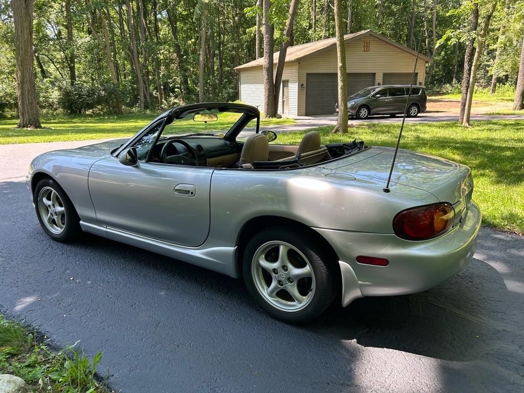Mazda MX-5 Miata 2dr Conv SE Special Edition 2000 Mazda MX-5 Miata 2dr Conv SE Special Edition 2000