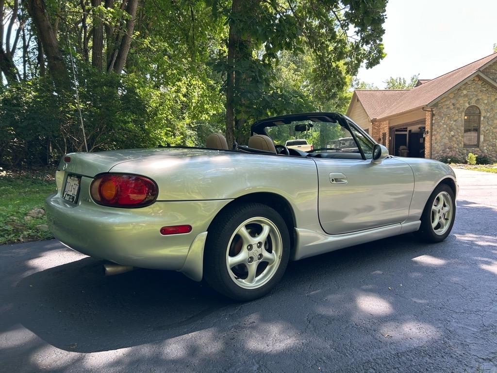 Mazda MX-5 Miata 2dr Conv SE Special Edition 2000 Mazda MX-5 Miata 2dr Conv SE Special Edition 2000