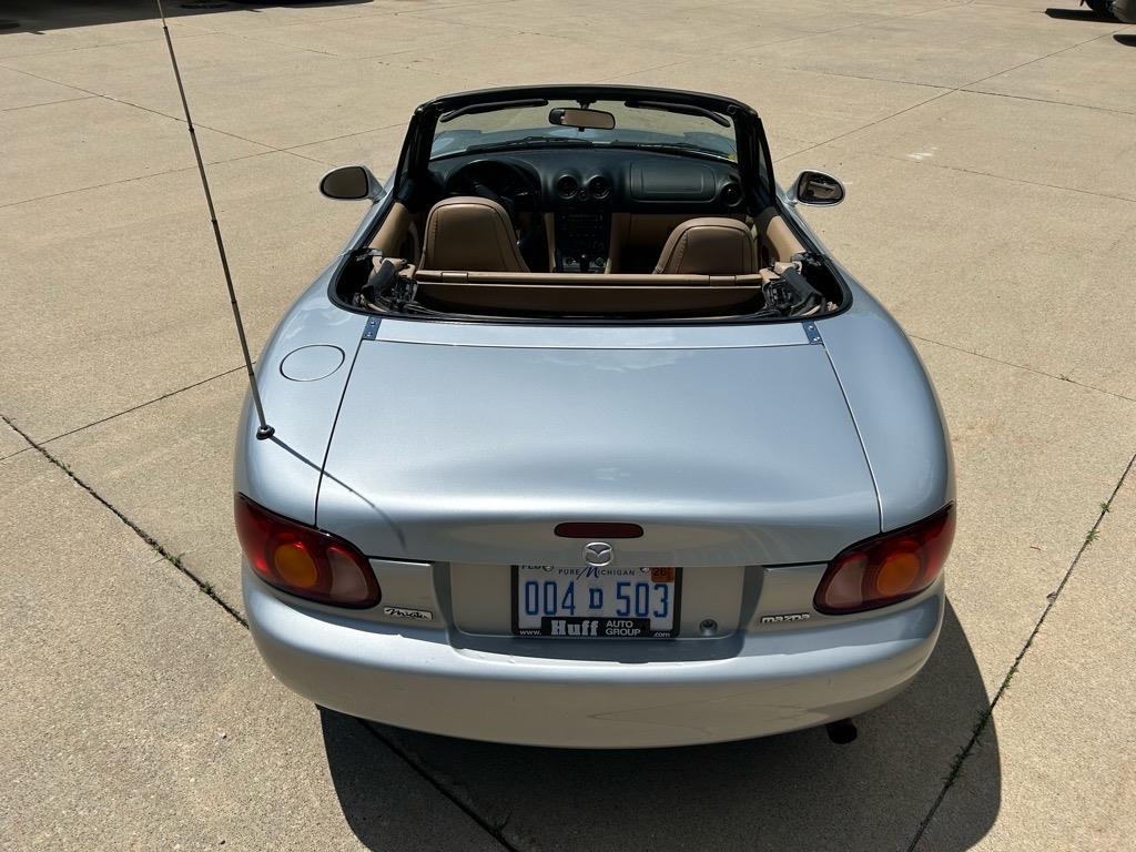 Mazda MX-5 Miata 2dr Convertible Base Manual 2000