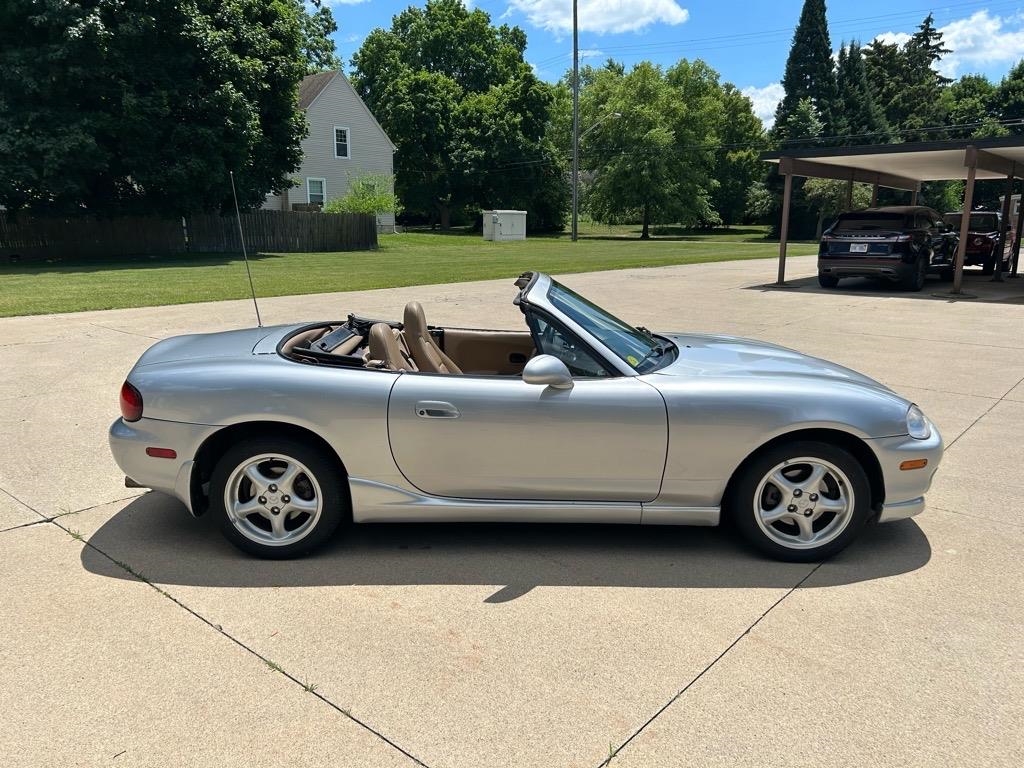 Mazda MX-5 Miata 2dr Convertible Base Manual 2000