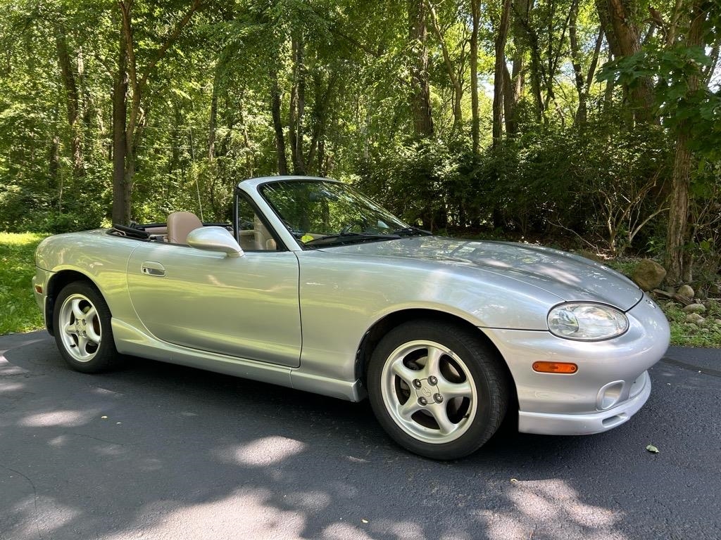 Mazda MX-5 Miata 2dr Convertible Base Manual 2000