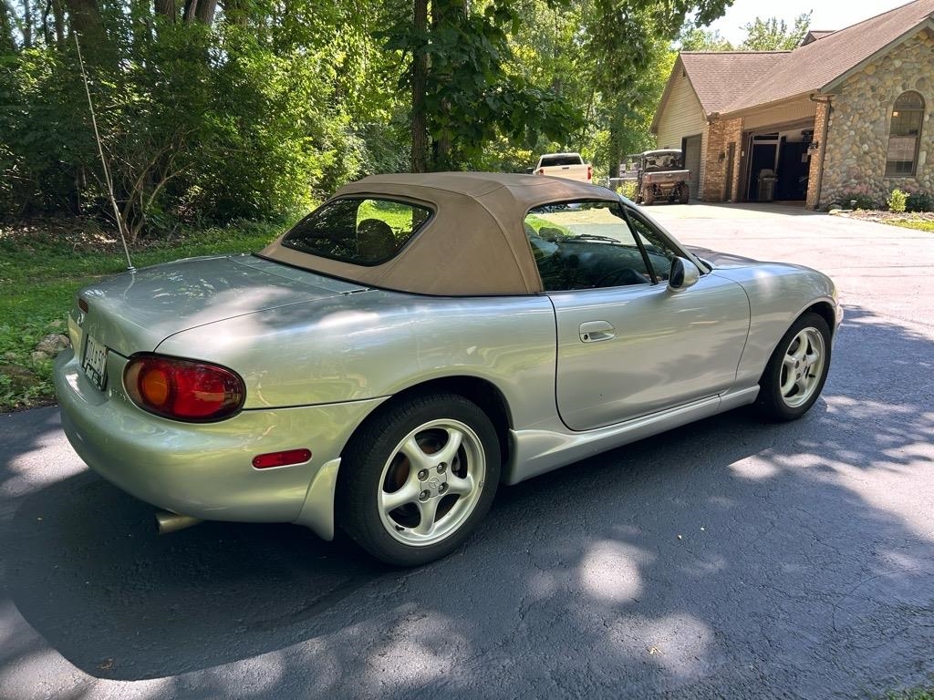 Mazda MX-5 Miata 2dr Convertible Base Manual 2000