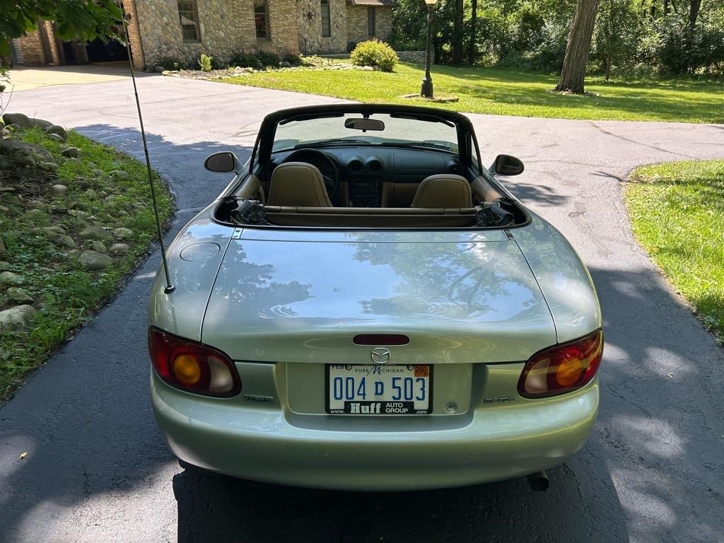 Mazda MX-5 Miata 2dr Convertible Base Manual 2000