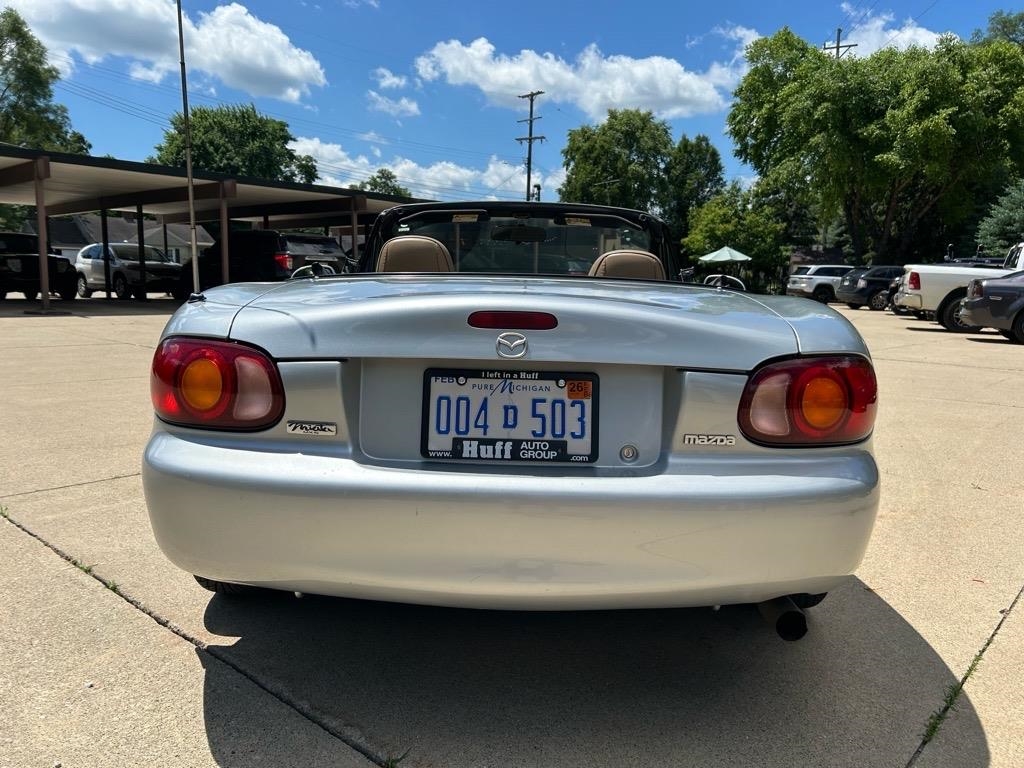 Mazda MX-5 Miata 2dr Convertible Base Manual 2000