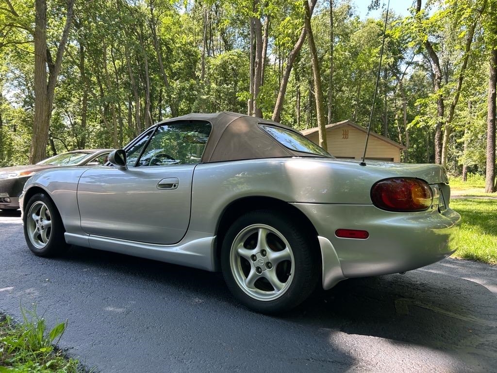 Mazda MX-5 Miata 2dr Convertible Base Manual 2000