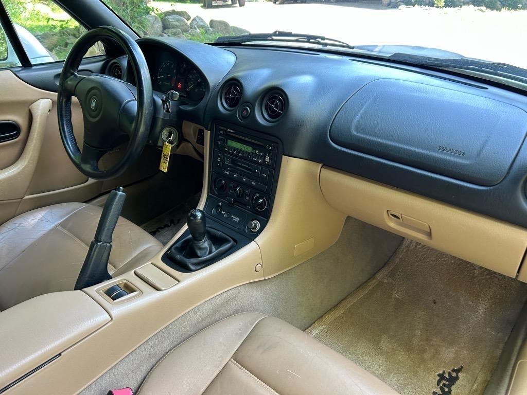 Mazda MX-5 Miata 2dr Convertible Base Manual 2000