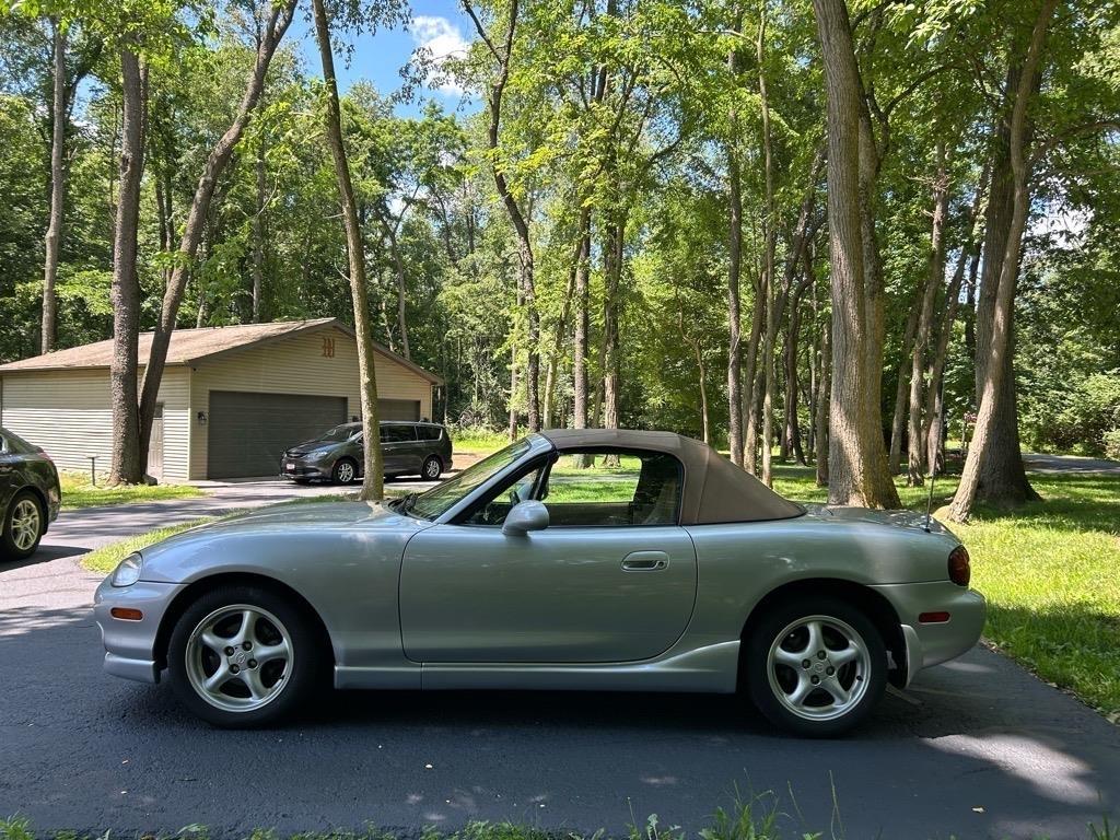 Mazda MX-5 Miata 2dr Convertible Base Manual 2000