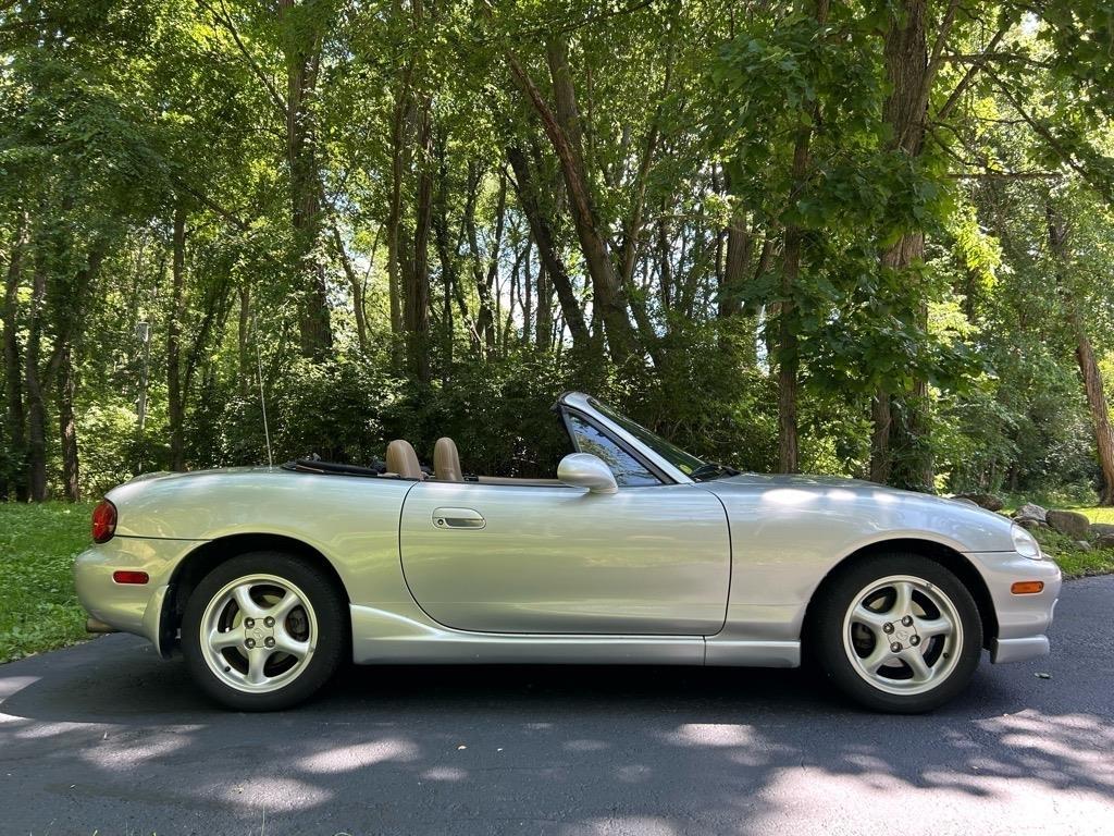 Mazda MX-5 Miata 2dr Convertible Base Manual 2000