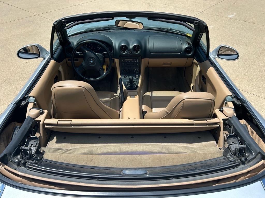 Mazda MX-5 Miata 2dr Convertible Base Manual 2000
