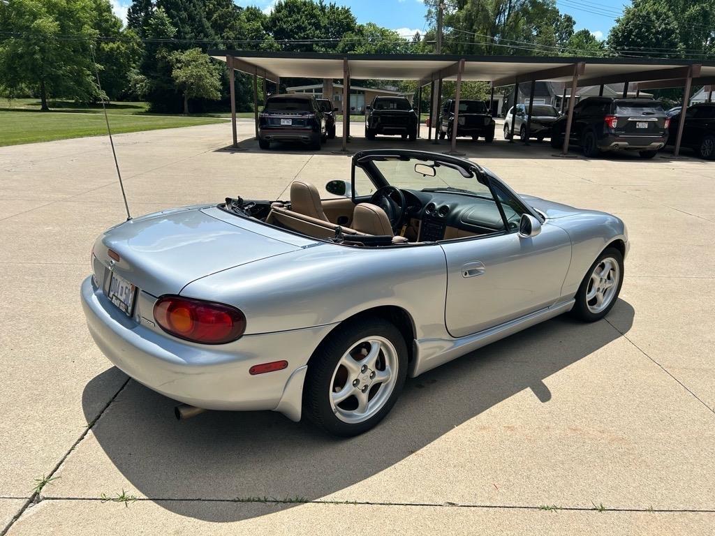 Mazda MX-5 Miata 2dr Convertible Base Manual 2000