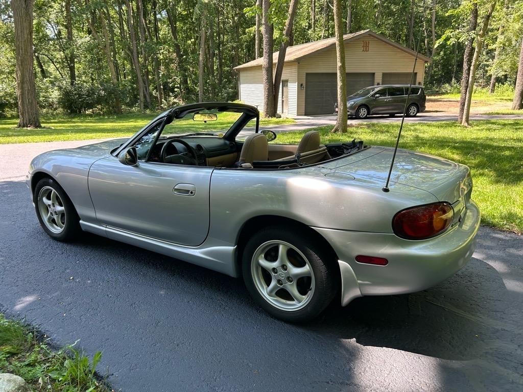 Mazda MX-5 Miata 2dr Convertible Base Manual 2000