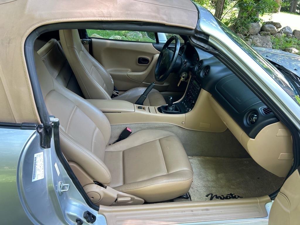 Mazda MX-5 Miata 2dr Convertible Base Manual 2000