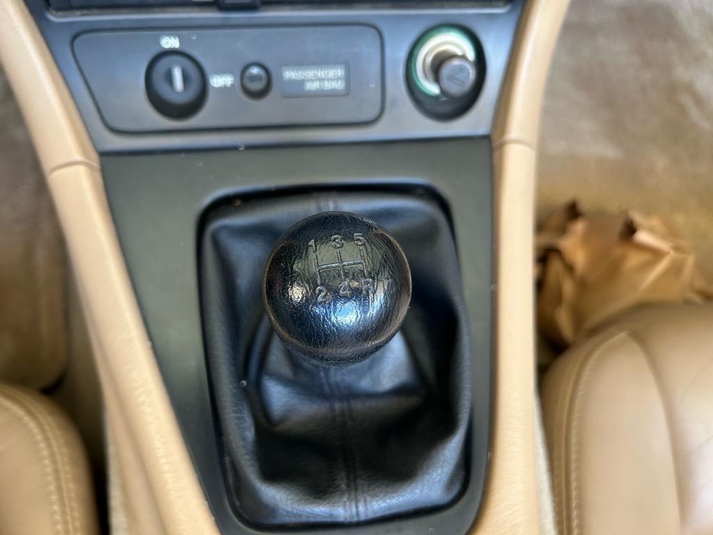 Mazda MX-5 Miata 2dr Convertible Base Manual 2000