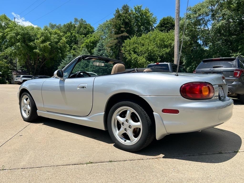 Mazda MX-5 Miata 2dr Convertible Base Manual 2000