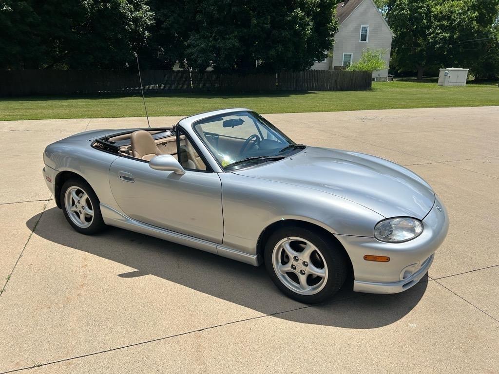 Mazda MX-5 Miata 2dr Convertible Base Manual 2000