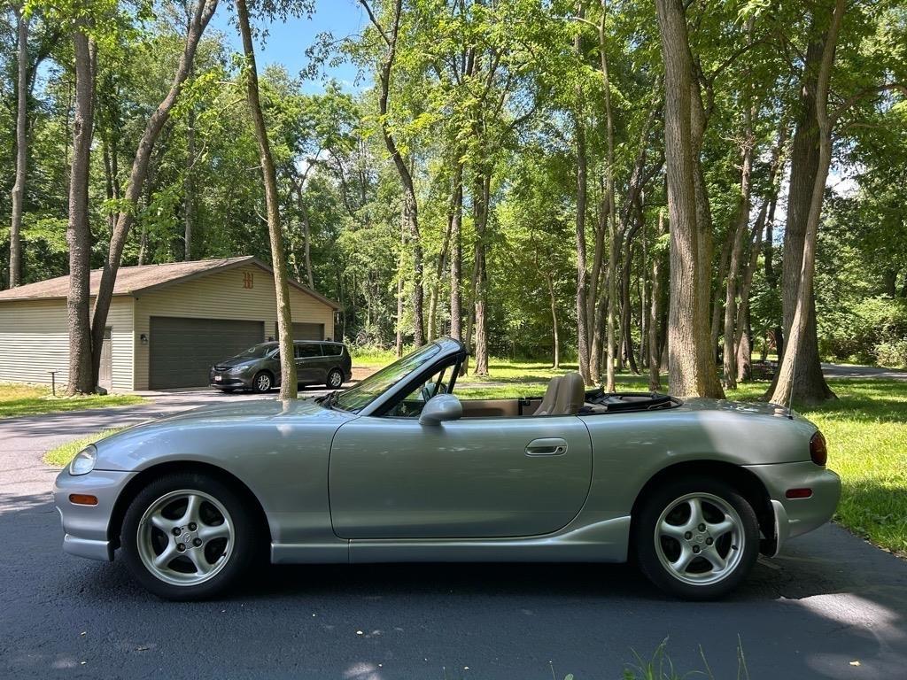 Mazda MX-5 Miata 2dr Convertible Base Manual 2000